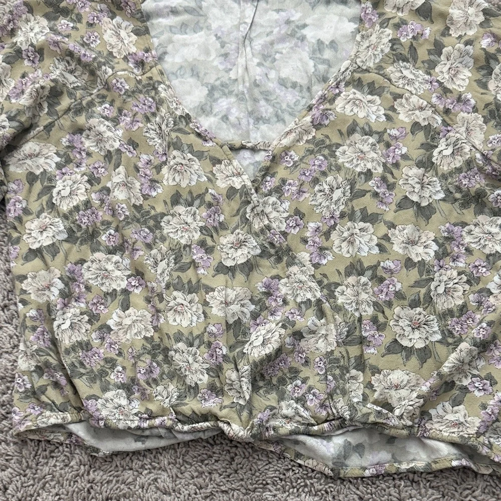 American Eagle Outfitters Olive Green Floral V-Neck Long Sleeve Top - Picture 3 of 3